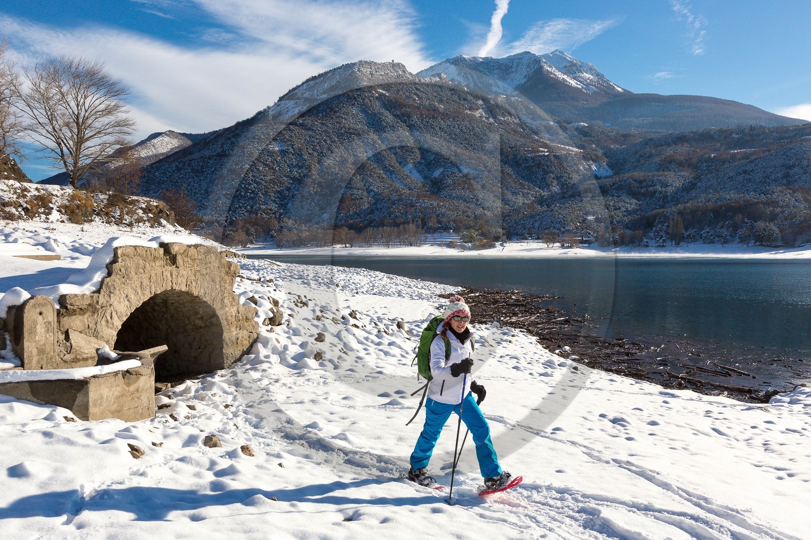 Lac de Serre-Ponçon, vallée de l'Ubaye , ancienne fontaine du village Ubaye immergé par la création du barrage