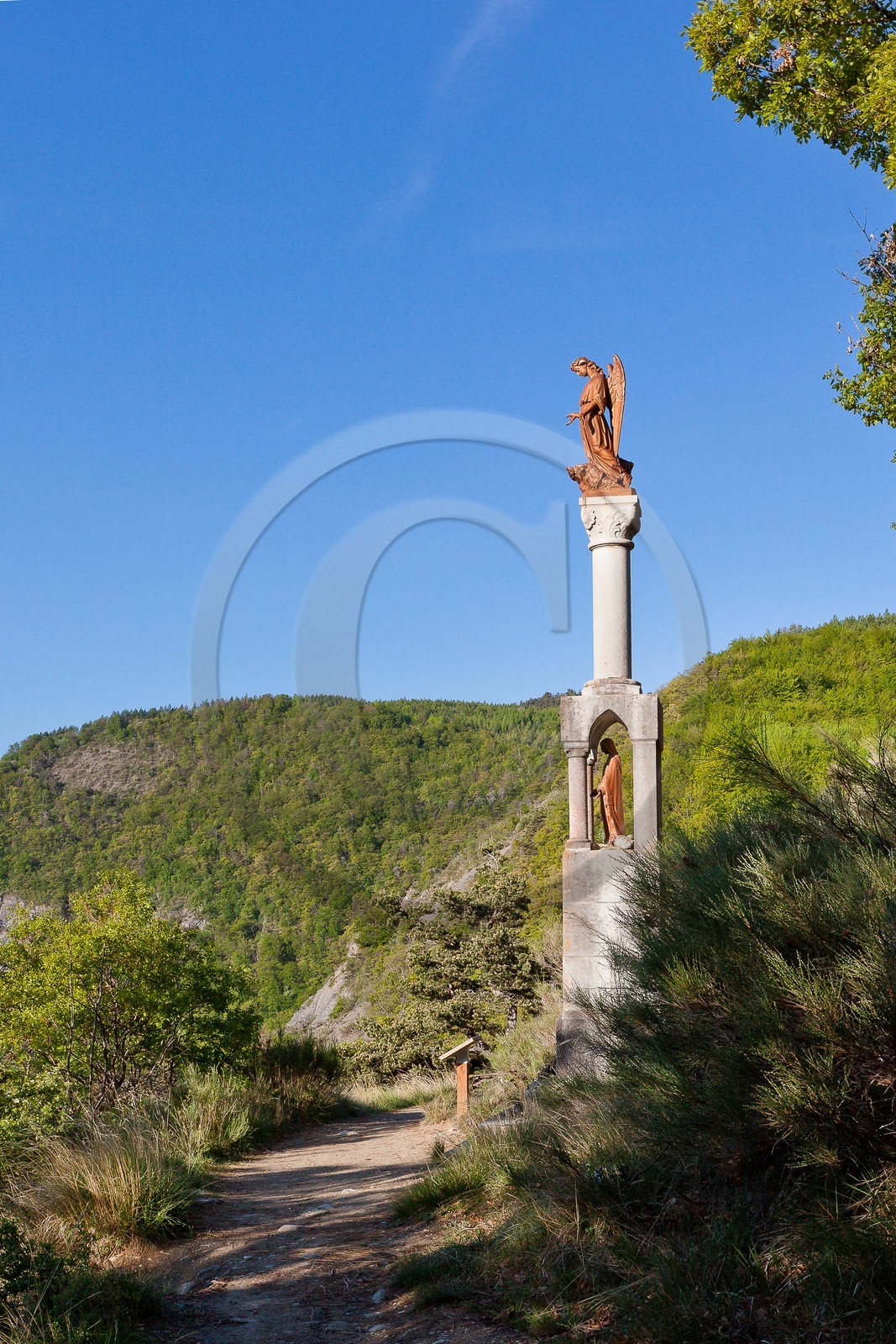 L'oratoire de l'ange est l'endroit où Benoîte a été transportée par l'ange, col de l'Ange