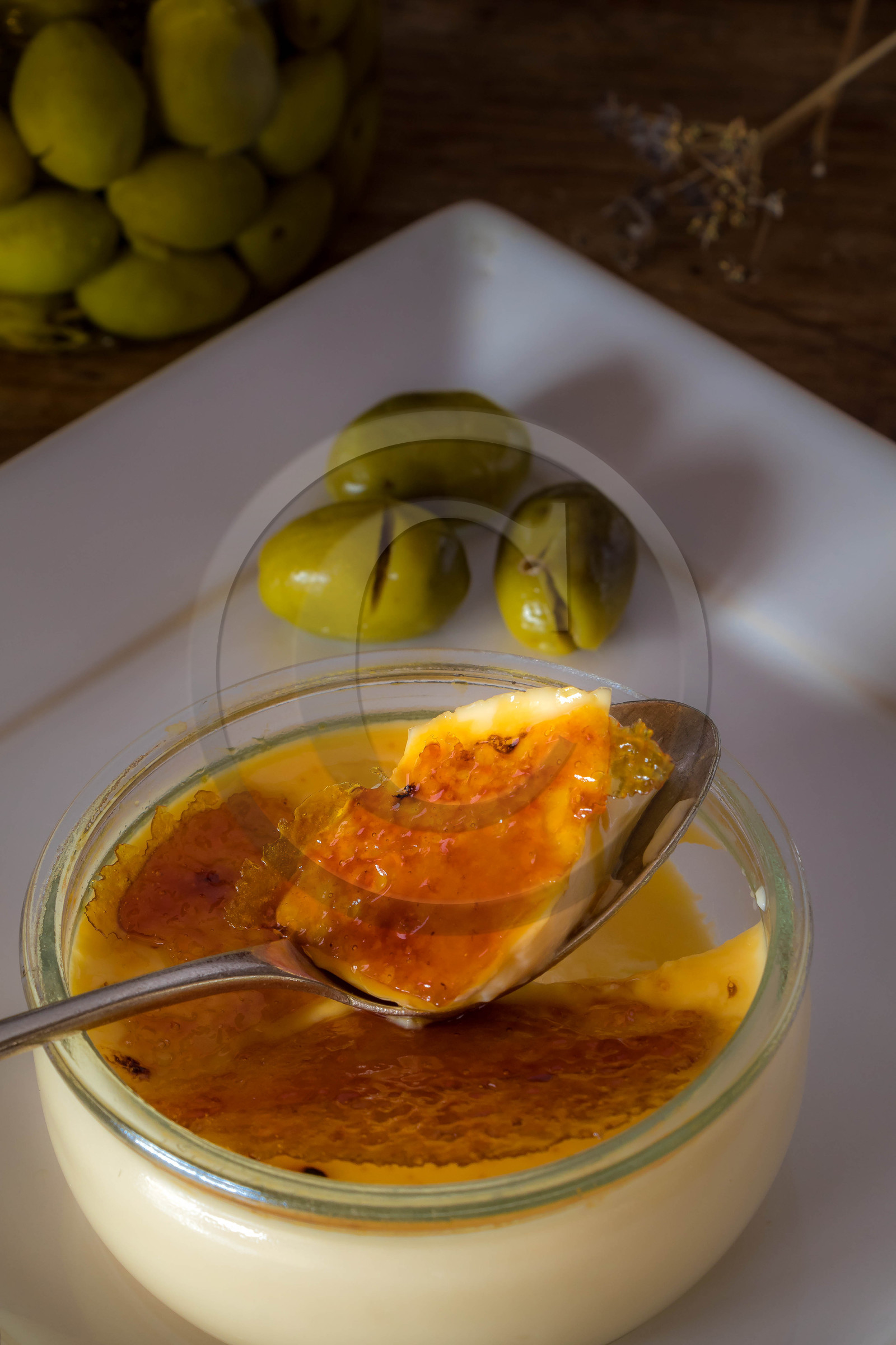 Crème brulée aux olives cassées de la vallée des Baux de Provence