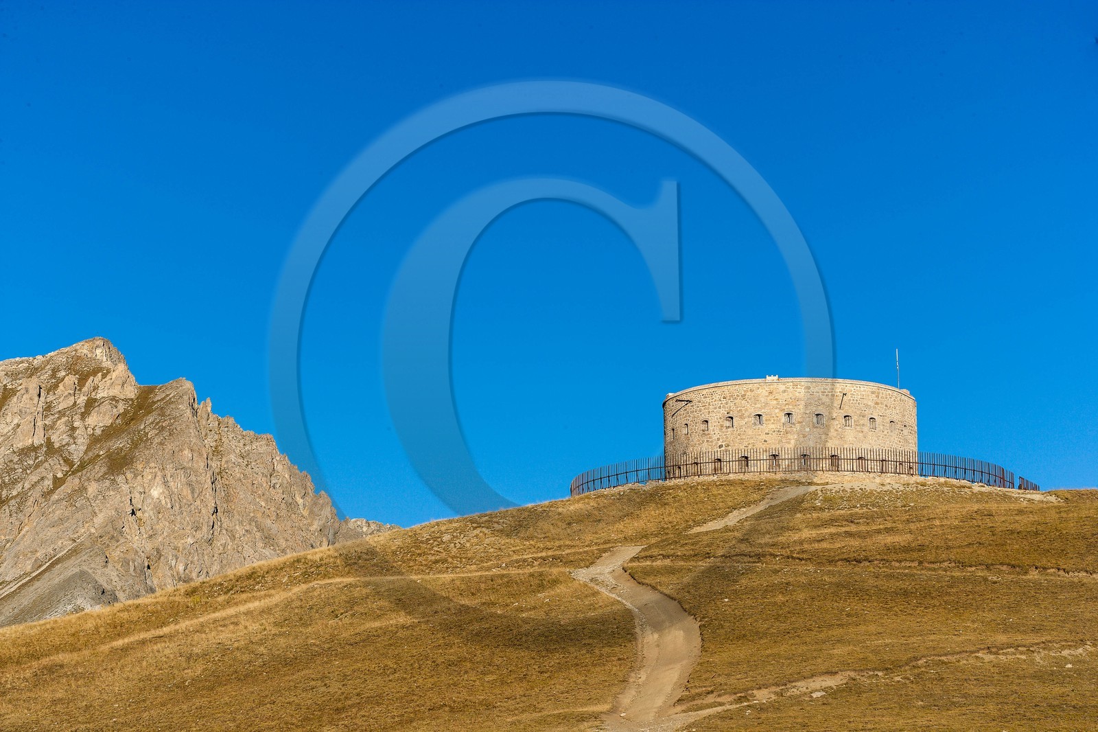 Fort de l'Olive. Il se situe à une altitude de 2239 m, au-dessus de Plampinet