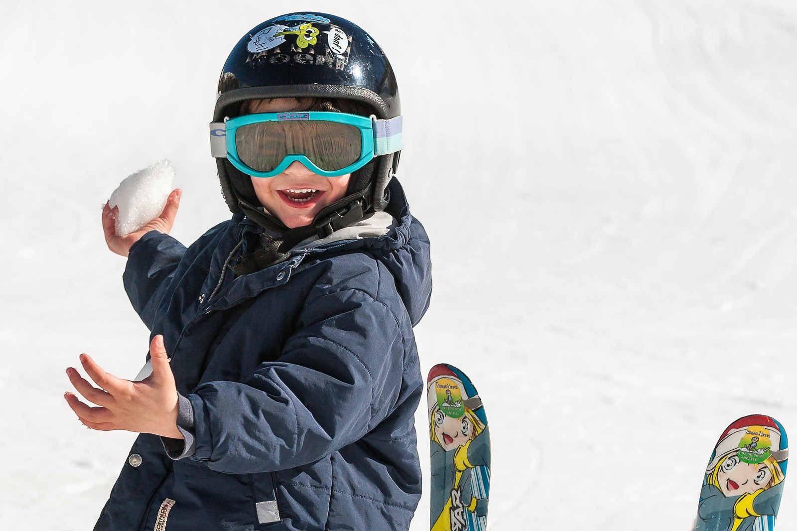 Jeux d'enfant famille à la neige