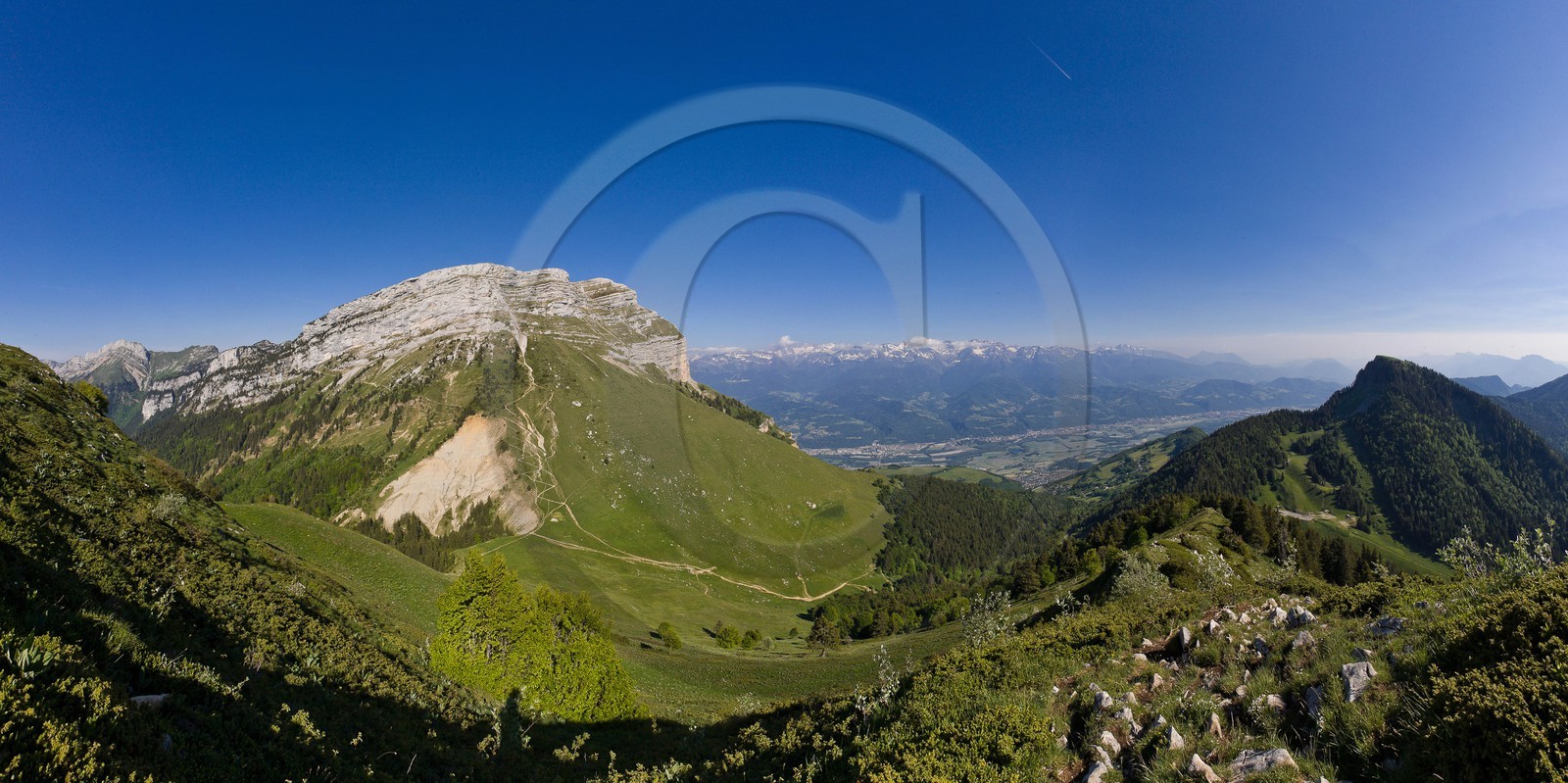 La Dent de Crolles, la plaine du Grésivaudan et la Chaine de Belledonne depuis le Roc d'Arguille