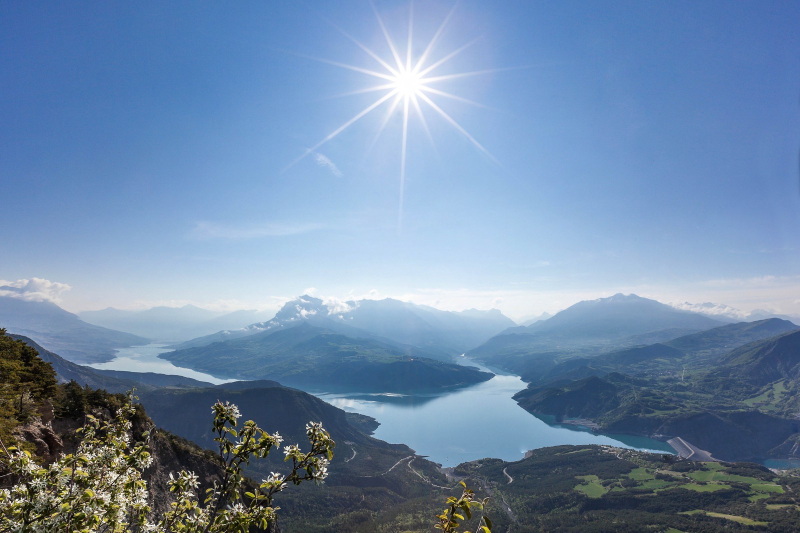 Lac de Serre-Ponçon et le barrage depuis la Viste