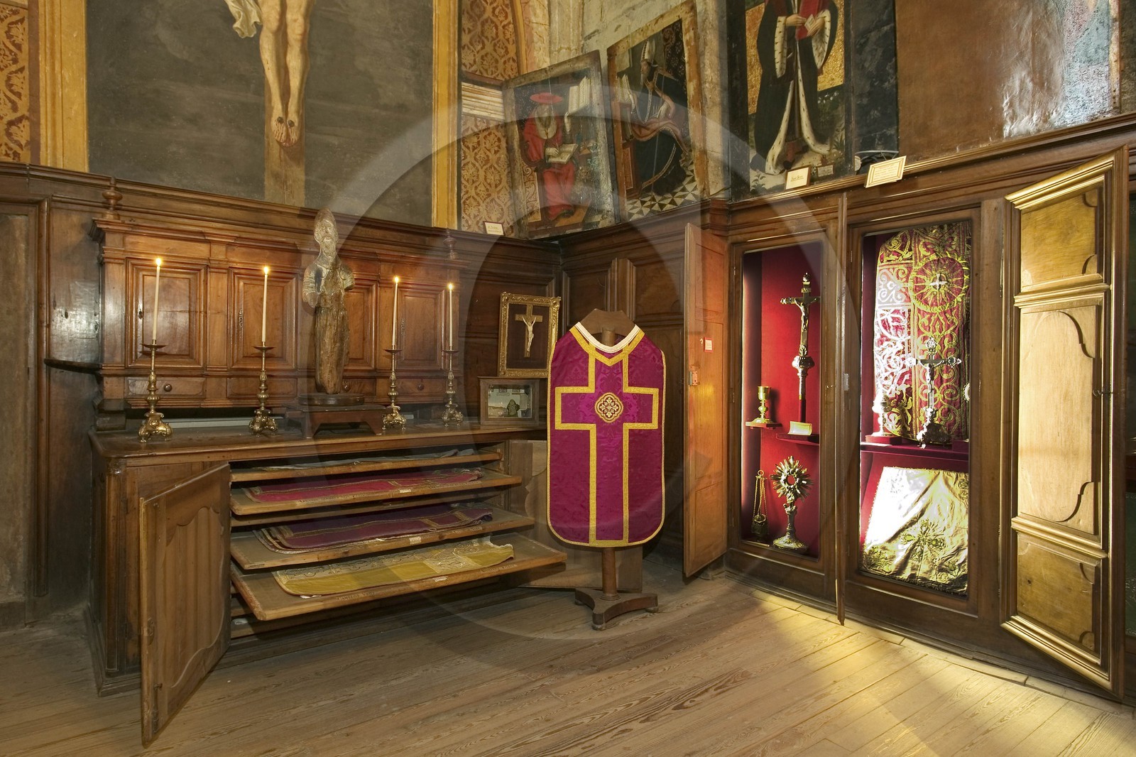Embrun, Cathédrale Notre-Dame du Réal, musée d'art sacré, collection remarquable de vêtements sacerdotaux