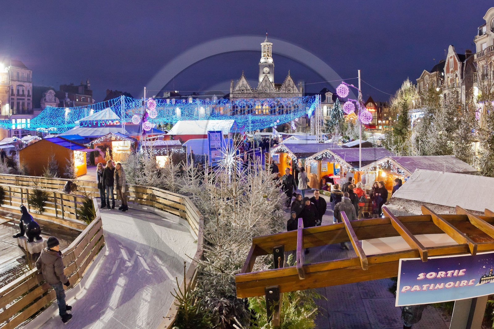 La patinoire en glace naturelle installée par Synerglace à Saint-Quentin