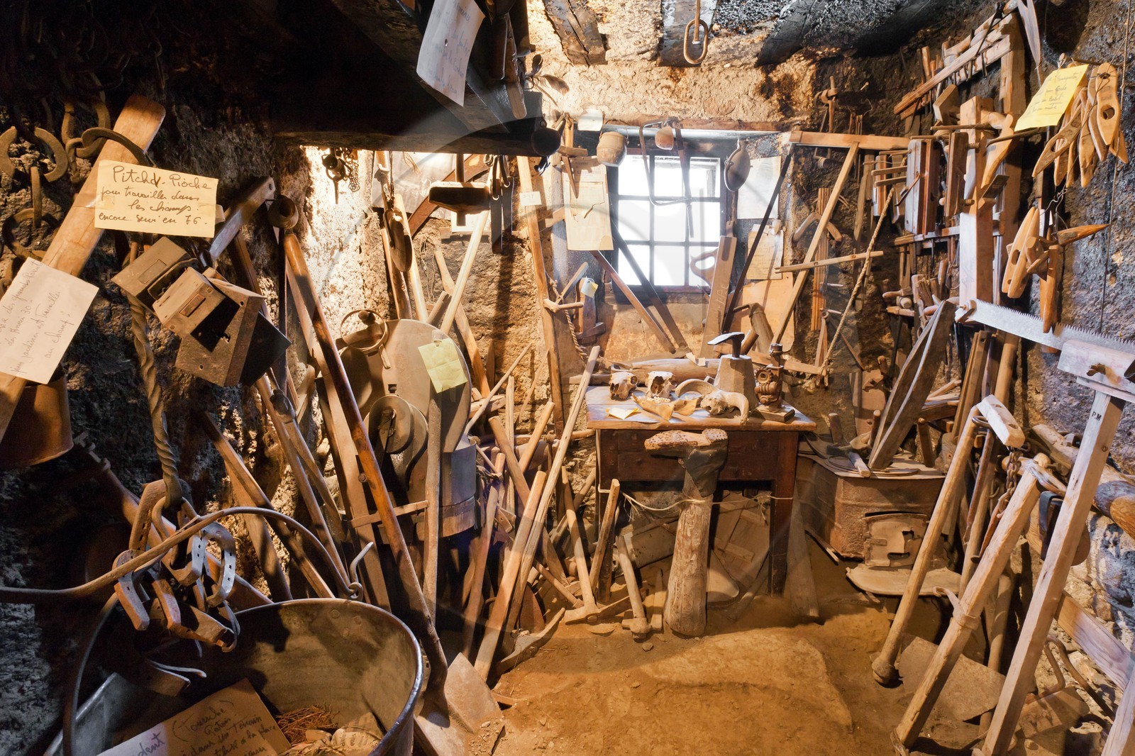 Saint-Véran, une des plus vieilles maisons du village, Musée de l'habitat et de la vie d'autrefois restée en état depuis 1976, dernier témoignage du passé Saint-Véran, une des plus vieilles maisons du village, Musée de l'habitat et de la vie d'autrefois restée en état depuis 1976, dernier témoignage du passé