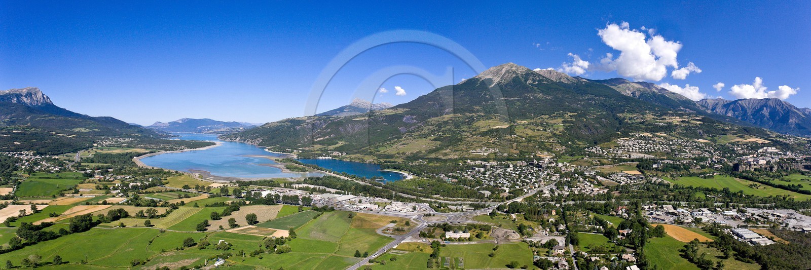 Lac de Serre-Ponçon, le plan d'eau et la ville d'Embrun