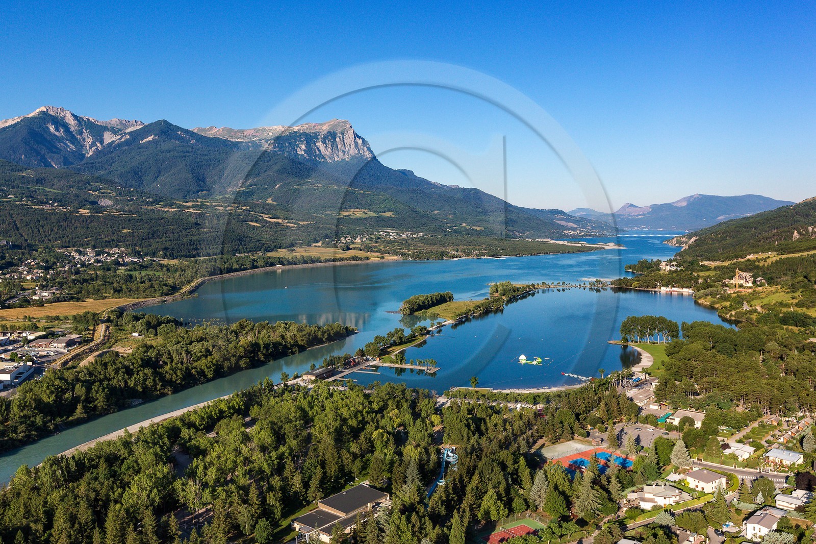 Lac de Serre-Ponçon, Embrun et le plan d'eau