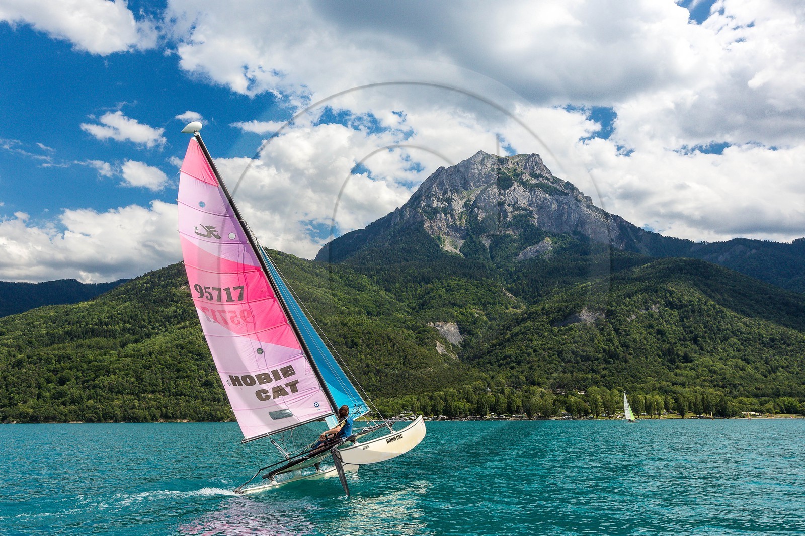 Lac de Serre-Ponçon, navigation catamaran sur le lac Lac de Serre-Ponçon, navigation catamaran sur le lac