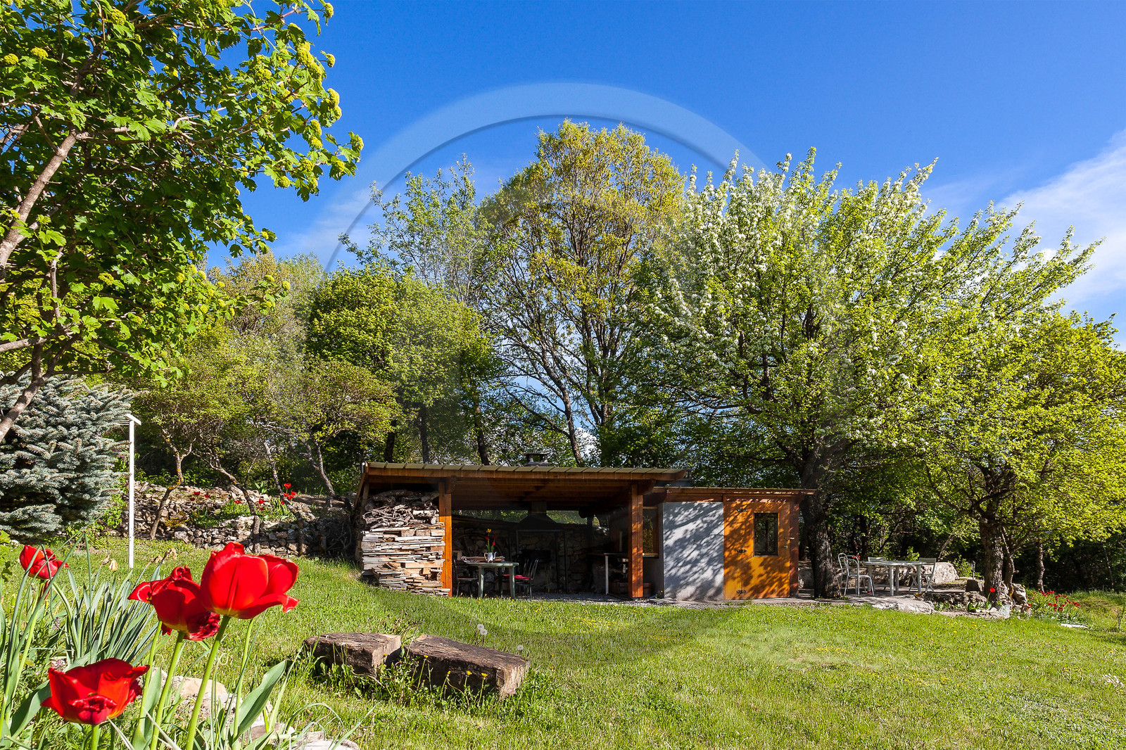 Chalet Carpe Diem, Gîte de France 3 ***, la terrasse ombragée, le four à pain et la cuisine d'été couverte Chalet Carpe Diem, Gîte de France 3 ***, la terrasse ombragée, le four à pain et la cuisine d'été couverte