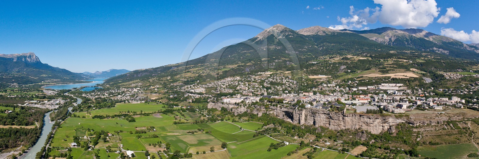 La ville d'Embrun est construite sur un roc et domine la Durance