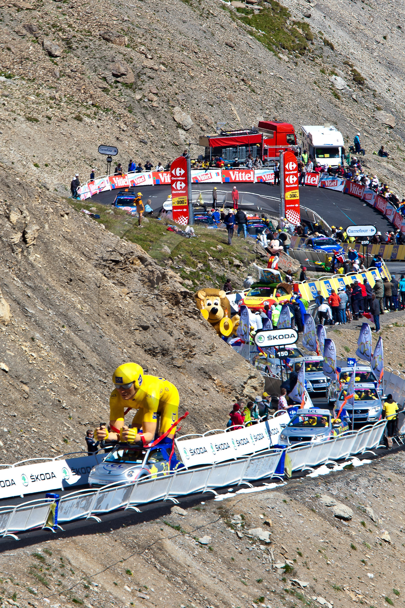 Tour de France 2011, arrivée au sommet du col du Galibier (altitude 2 6421 m)