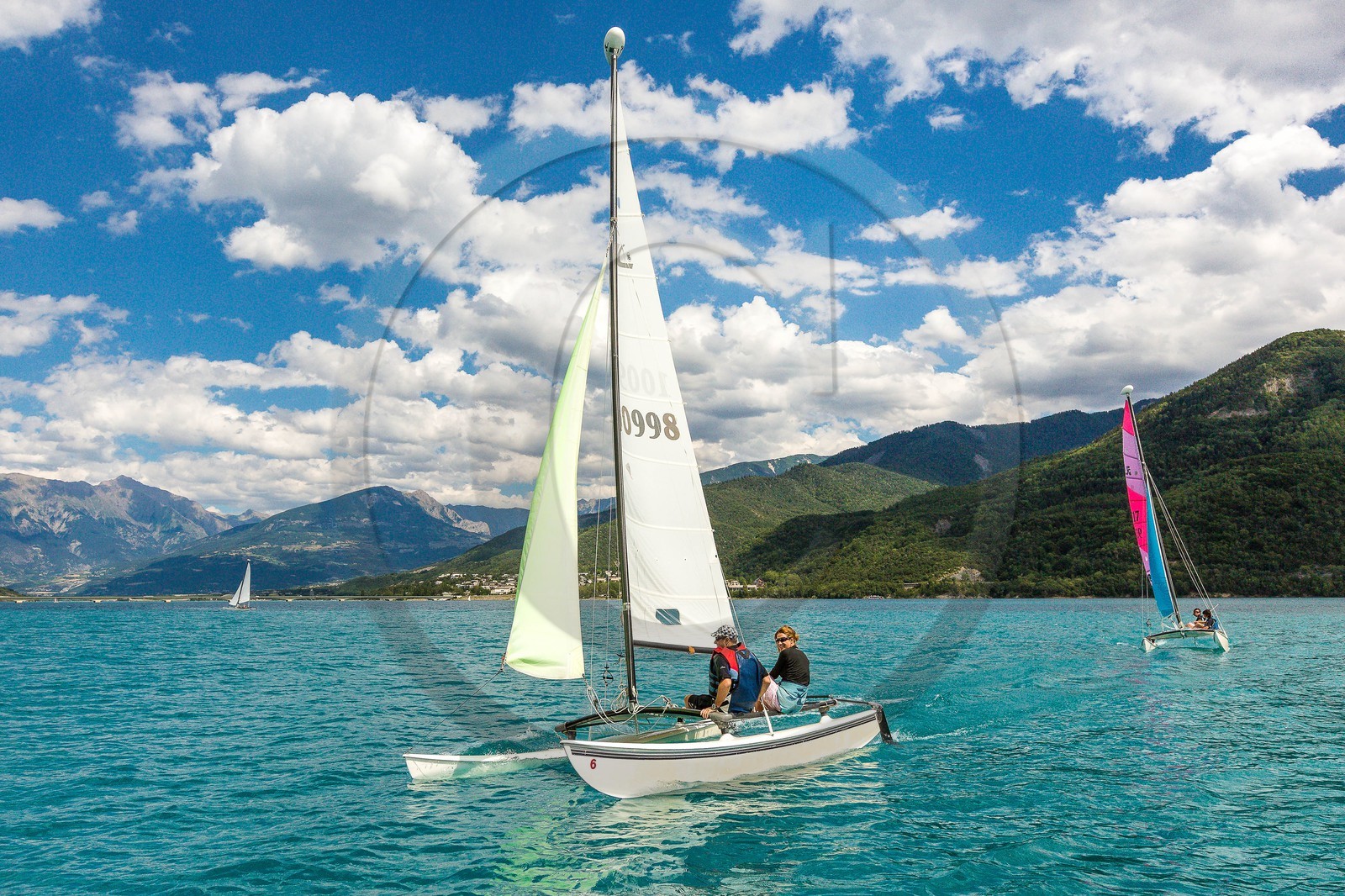 Lac de Serre-Ponçon, navigation catamaran sur le lac Lac de Serre-Ponçon, navigation catamaran sur le lac