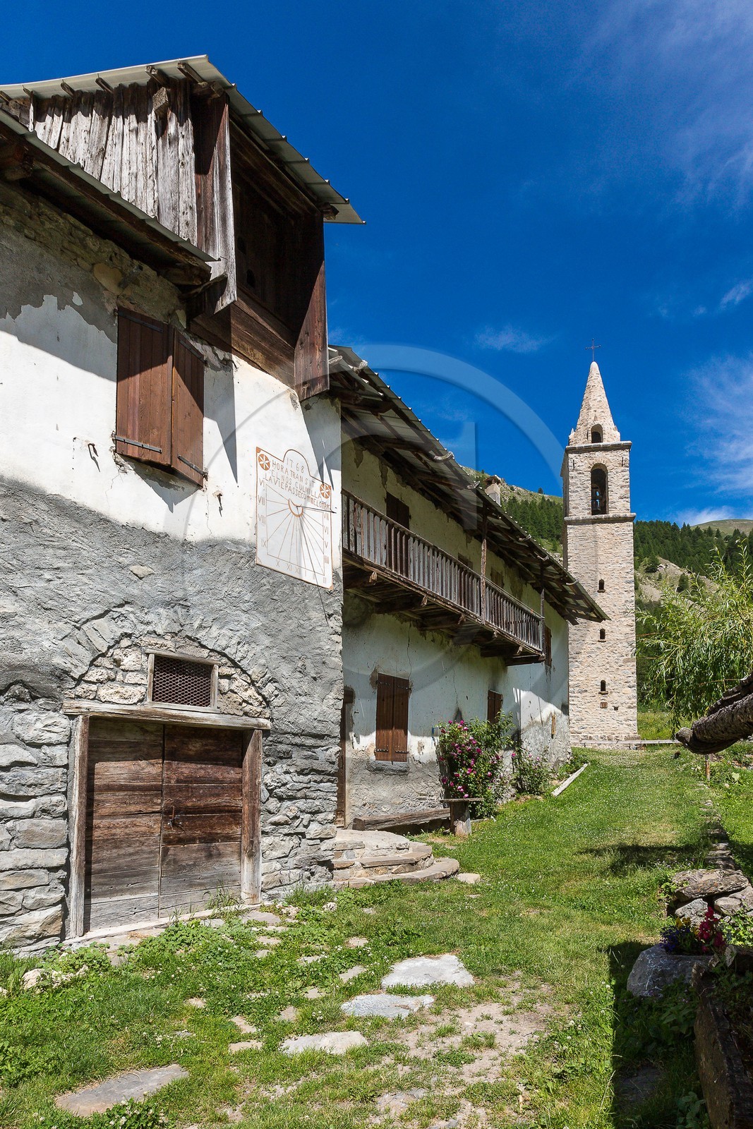 église Saint-Antoine (XVIIe siècle) et l'ancienne Abbaye Chlaisienne du Laverq (XIIe siècle) cadran solaire église Saint-Antoine (XVIIe siècle) et l'ancienne Abbaye Chlaisienne du Laverq (XIIe siècle) cadran solaire