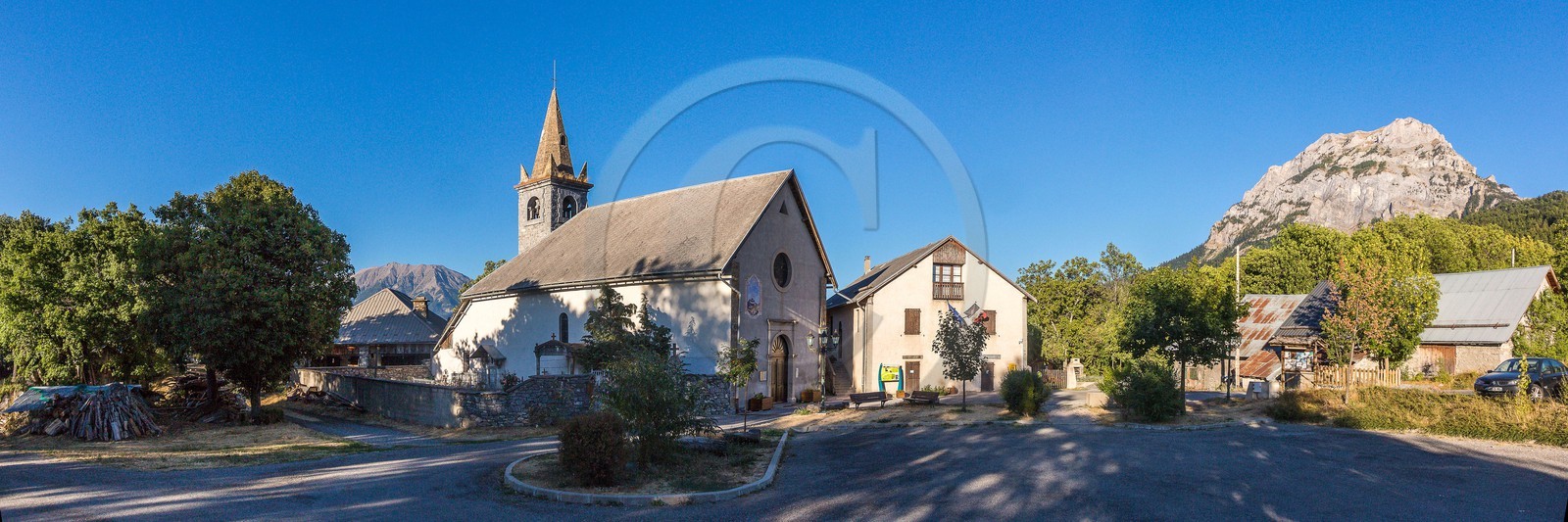Eglise de l'Ubac de Pontis et le Pic Morgon