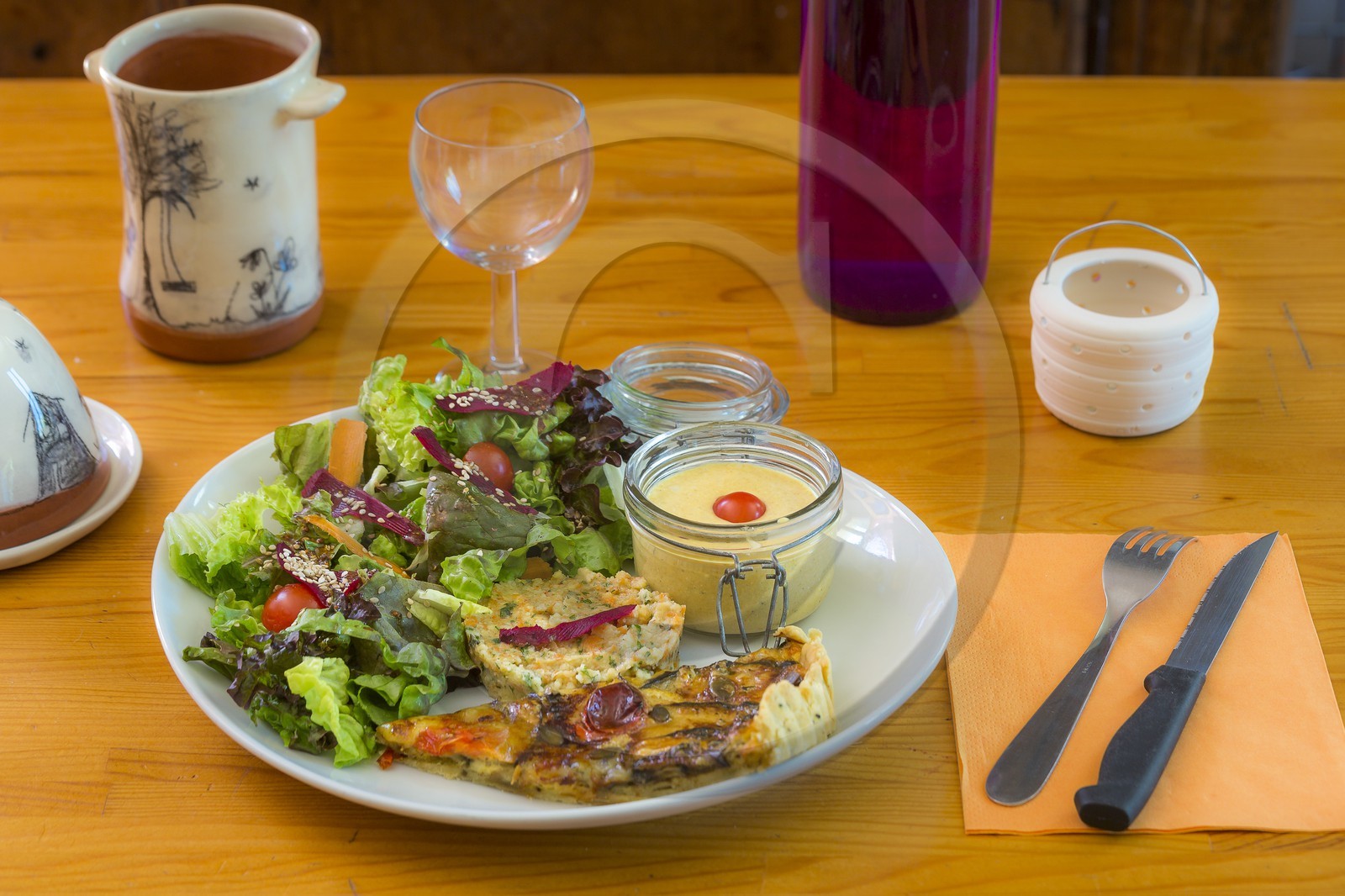Gîte Auberge de l'Eau Blanche, Salade de saison, tarte aubergine bleue, taboulé libanais et soupe de brebis Gîte Auberge de l'Eau Blanche, Salade de saison, tarte aubergine bleue, taboulé libanais et soupe de brebis