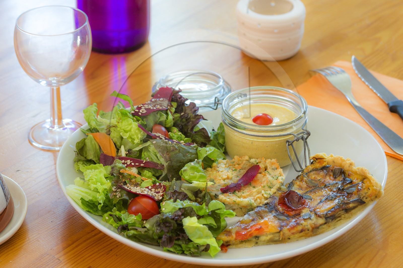 Gîte Auberge de l'Eau Blanche, Salade de saison, tarte aubergine bleue, taboulé libanais et soupe de brebis Gîte Auberge de l'Eau Blanche, Salade de saison, tarte aubergine bleue, taboulé libanais et soupe de brebis