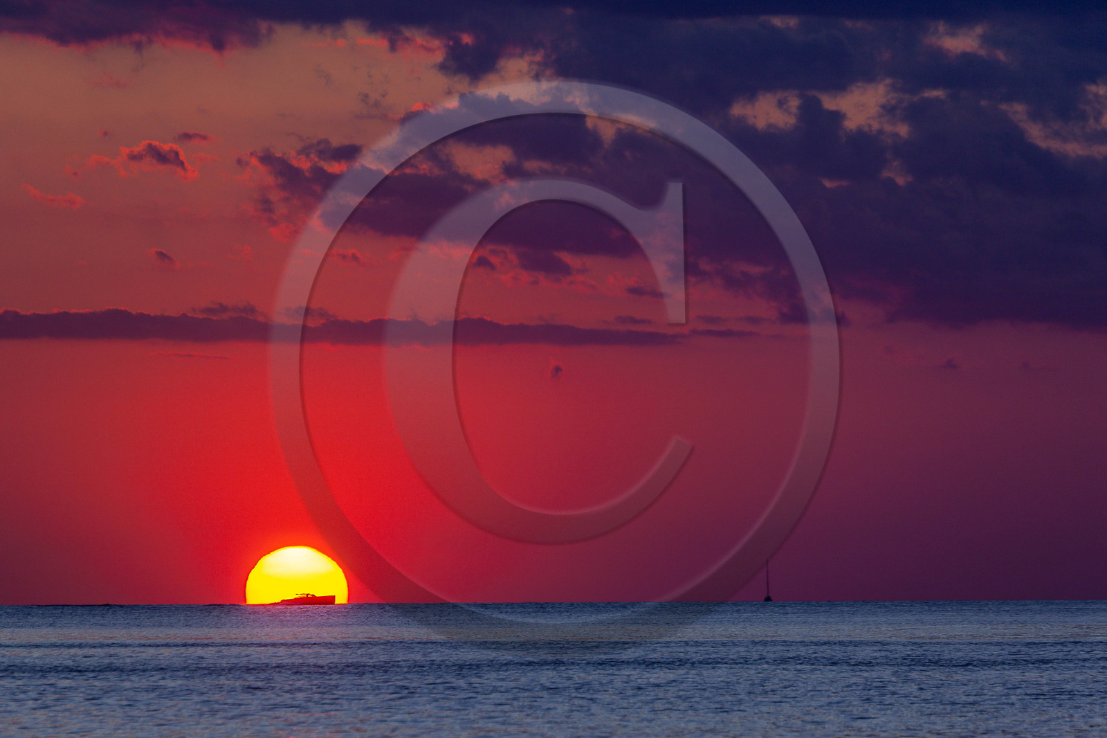 Bateau et oucher de soleil sur Bonifacio