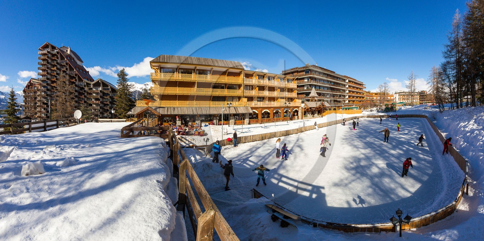 Uvernet-Fours, station de ski de Praloup, patinoire extérieure