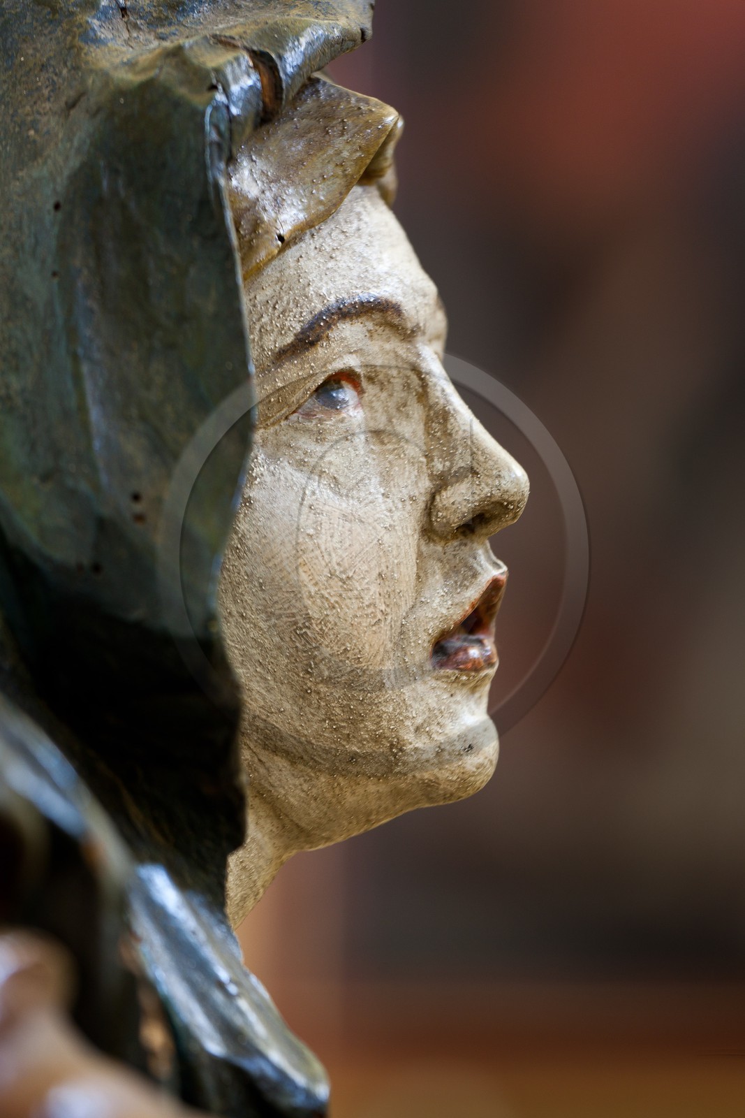 Village de l'Epine, église paroissiale du XIXème siècle recèle une pietà en bois sculptée datant du XIème siècle