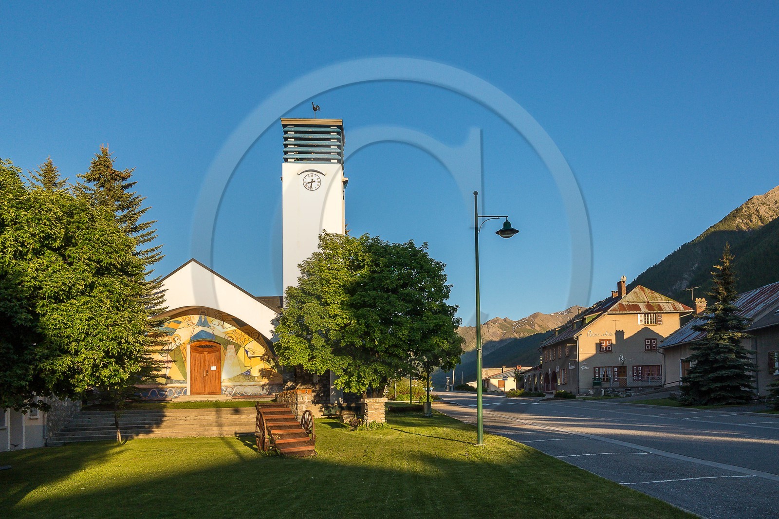 Larche, col de Larche, Église Notre-Dame-des-Neiges (XXe siècle) Larche, col de Larche, Église Notre-Dame-des-Neiges (XXe siècle)