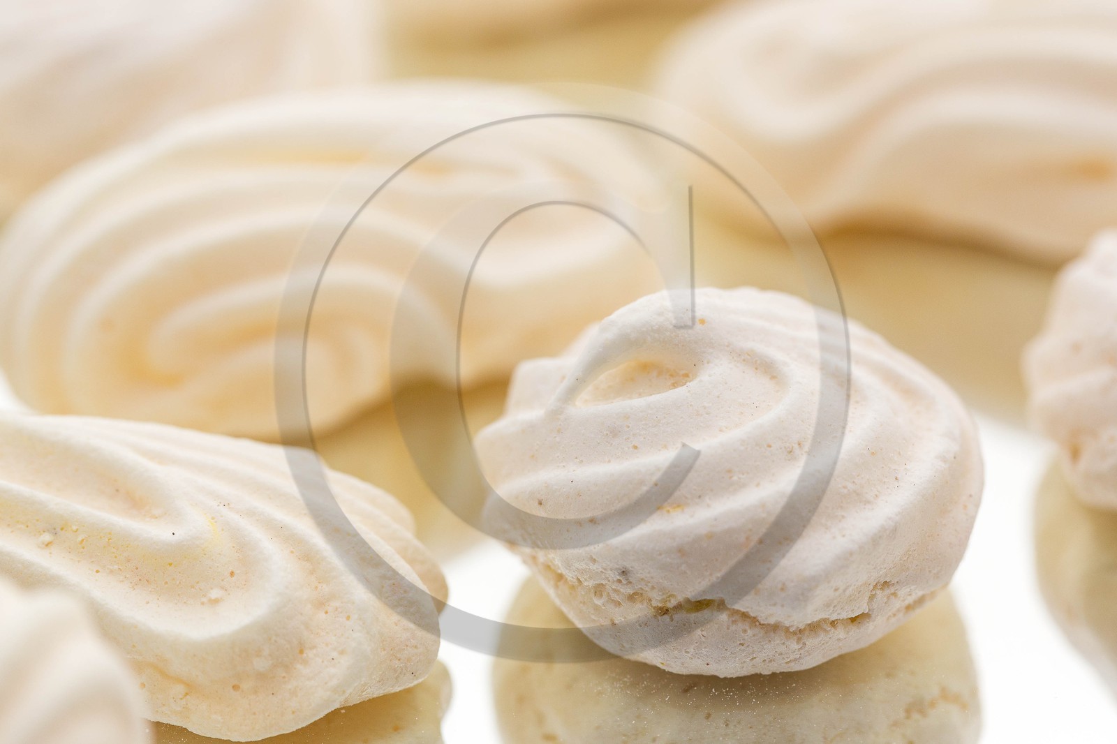 Meringues au safran et reine des prés