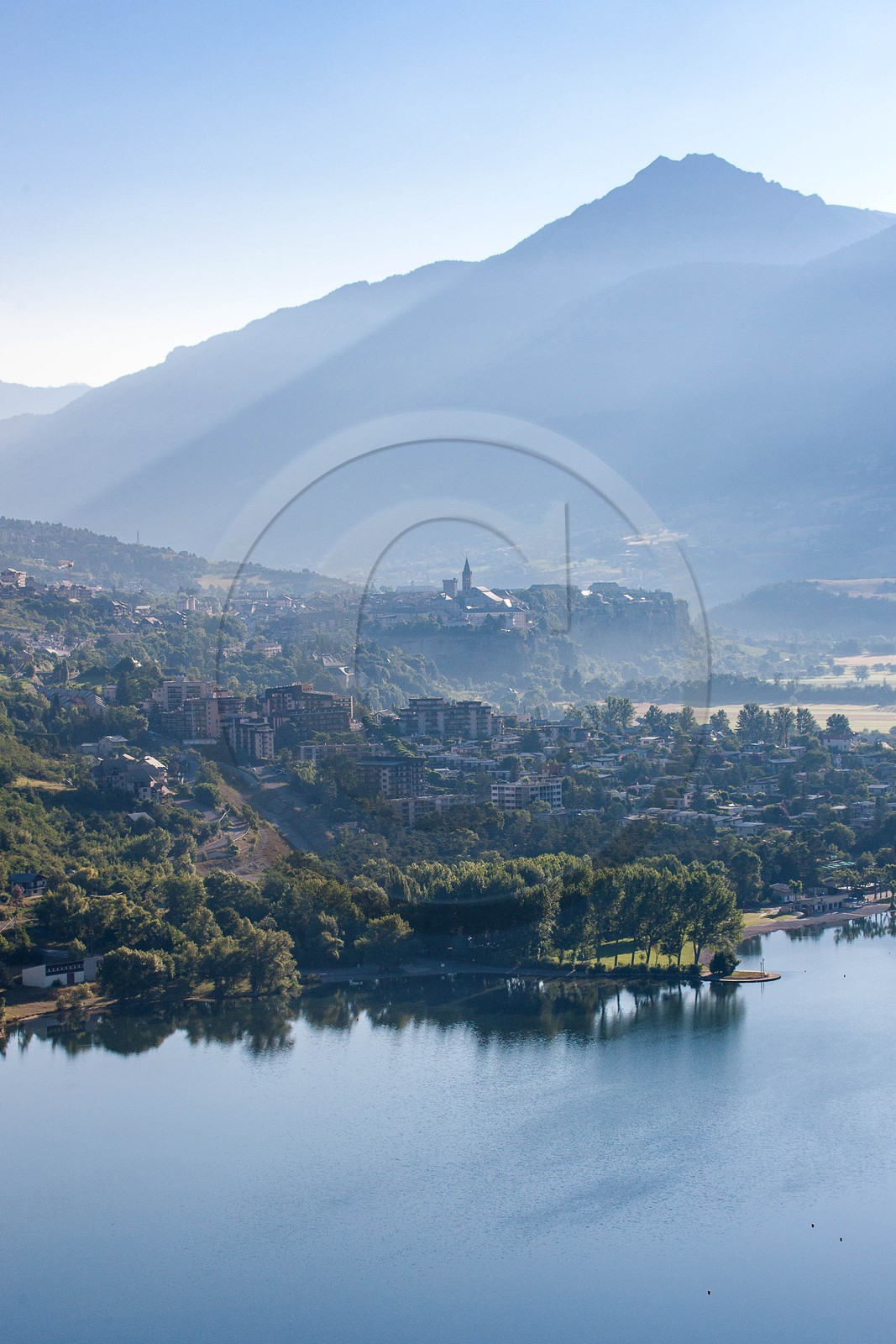 Lac de Serre-Ponçon, Embrun et le plan d'eau