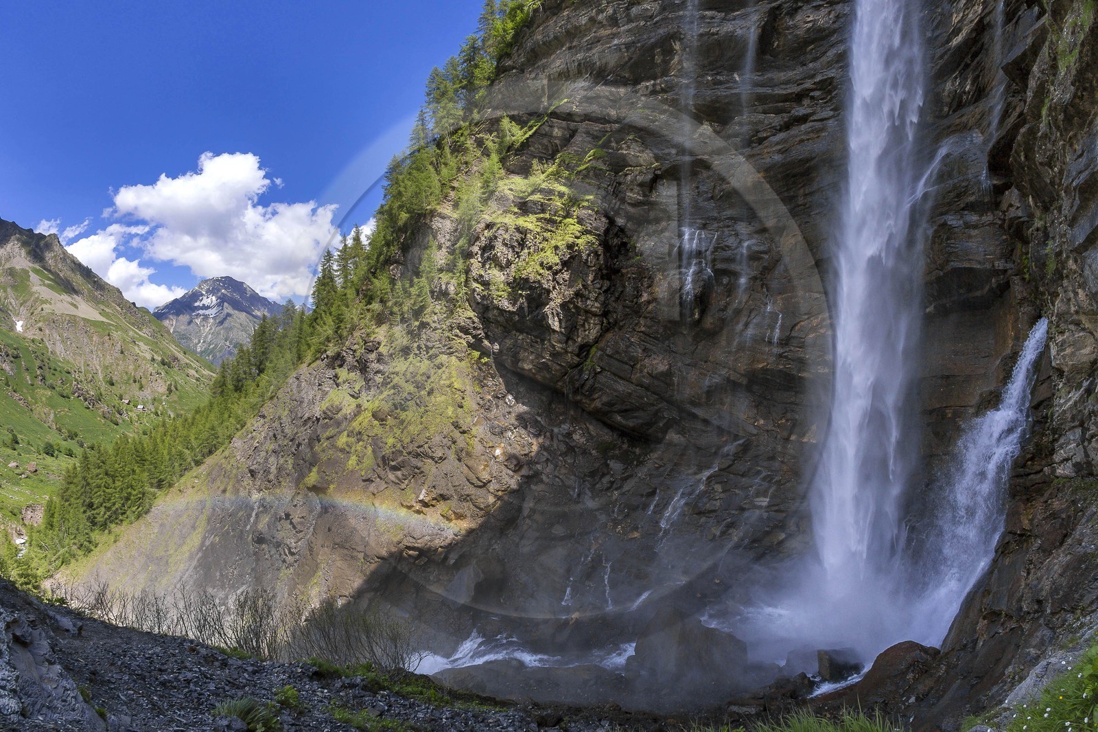 Vallée de Champoléon, cascade de la Pisse et le refuge du Tourond Vallée de Champoléon, cascade de la Pisse et le refuge du Tourond