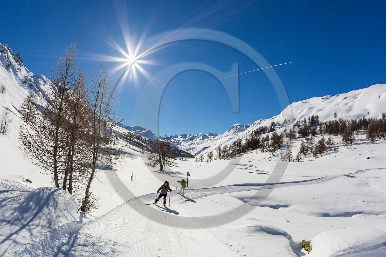 Larche, col de Larche, ski de fond dans le vallon du Lauzanier Larche, col de Larche, ski de fond dans le vallon du Lauzanier