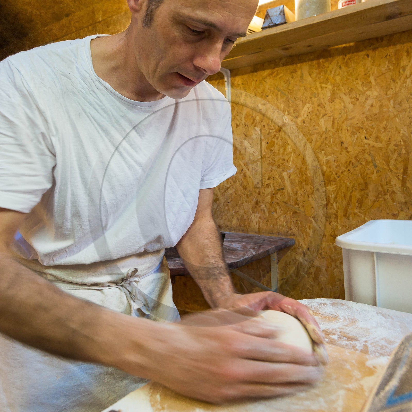 Valbonnais, Entraigues, fournil de Gragnolet, Vincent Billard fabrication pain biologique avec la farine du Trièves petri a la main methode traditionnelle  et cuit au feu de bois