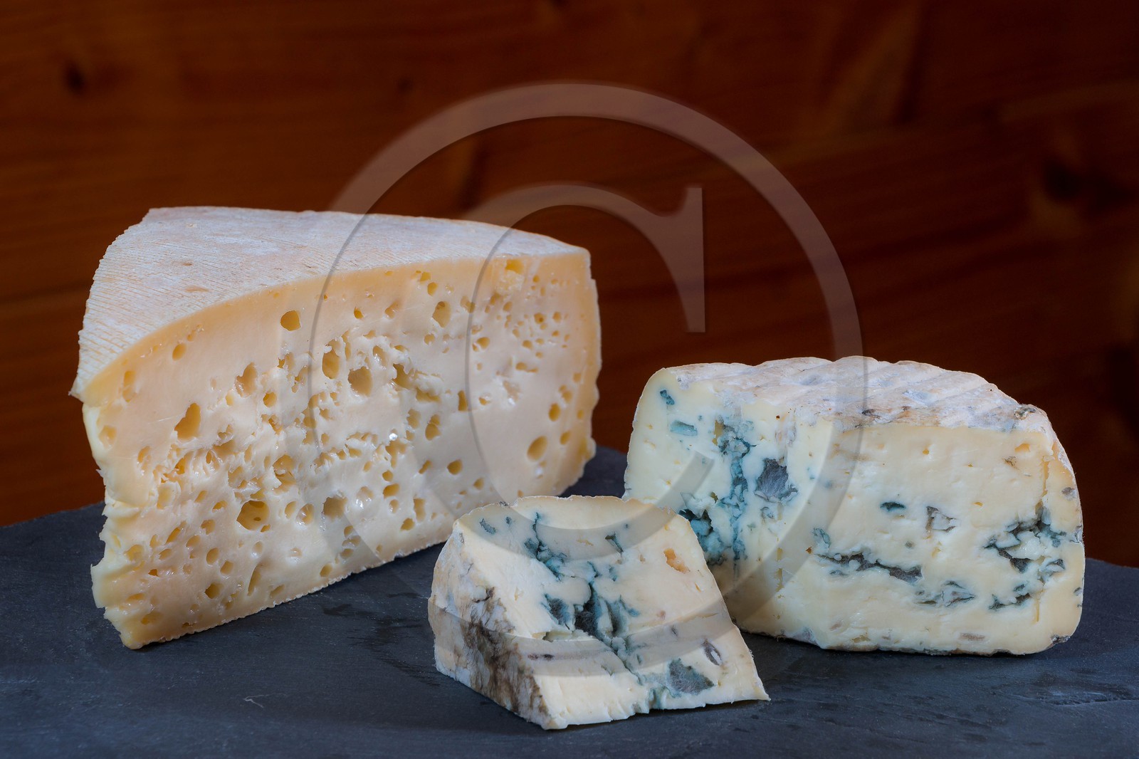 GAEC de la Tuilerie, fromage à raclette La Tuile Fondante à déguster cru ou cuite et Le Dom bleu fermier