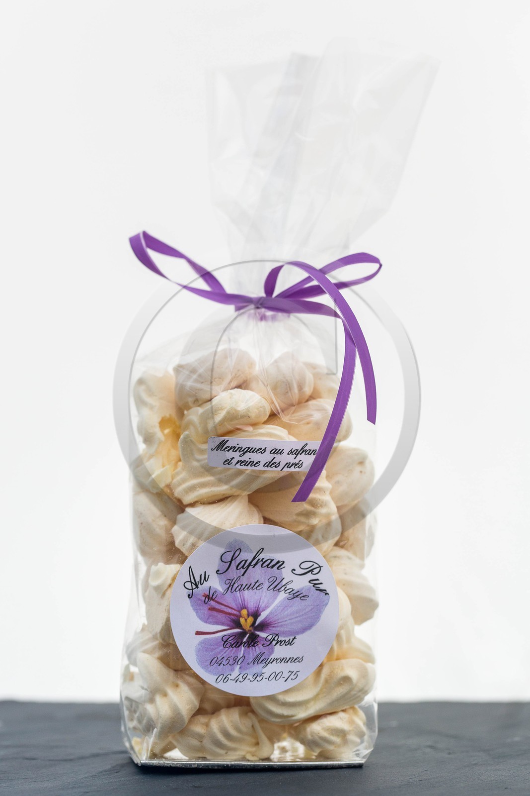 Meringues au safran et reine des prés