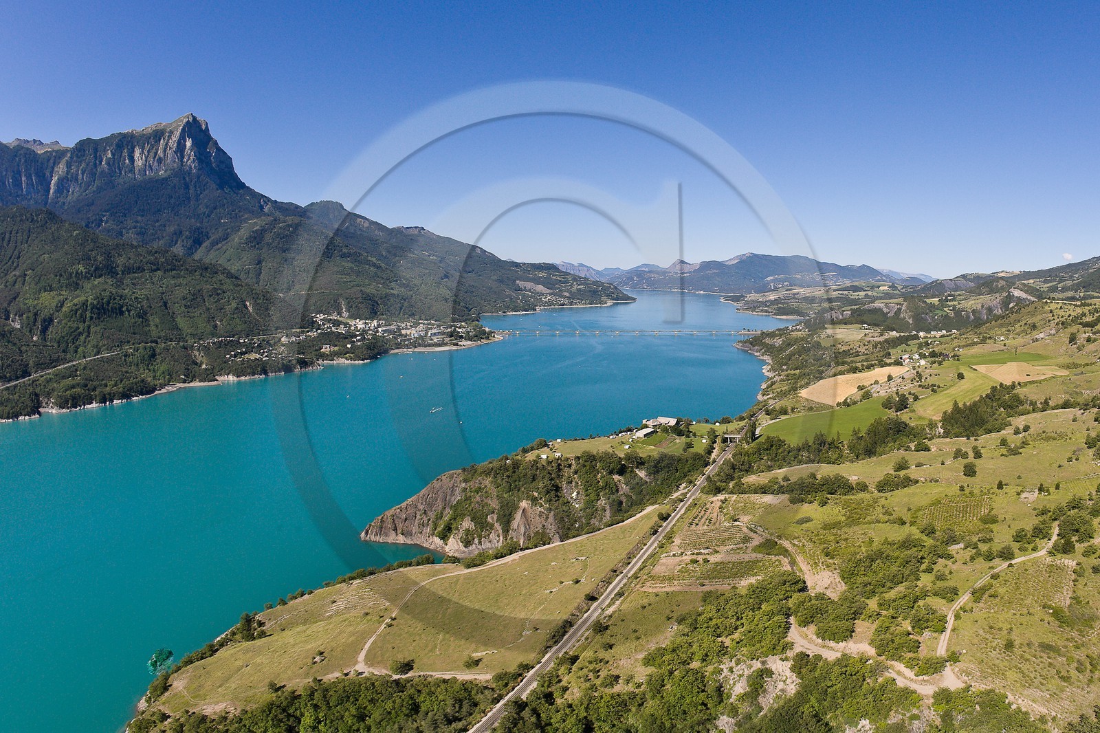 Lac de Serre-Ponçon, Savines-le-Lac et le pont