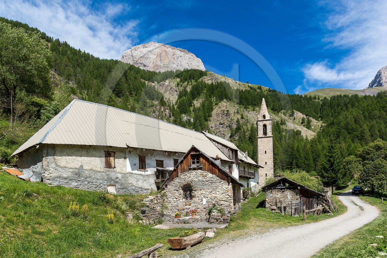 Ubaye, Vallon du Laverq, Chapelle des Pénitents, église Saint-Antoine (XVIIe siècle) et l'ancienne Abbaye Chlaisienne du Laverq (XIIe siècle) Ubaye, Vallon du Laverq, Chapelle des Pénitents, église Saint-Antoine (XVIIe siècle) et l'ancienne Abbaye Chlaisienne du Laverq (XIIe siècle)