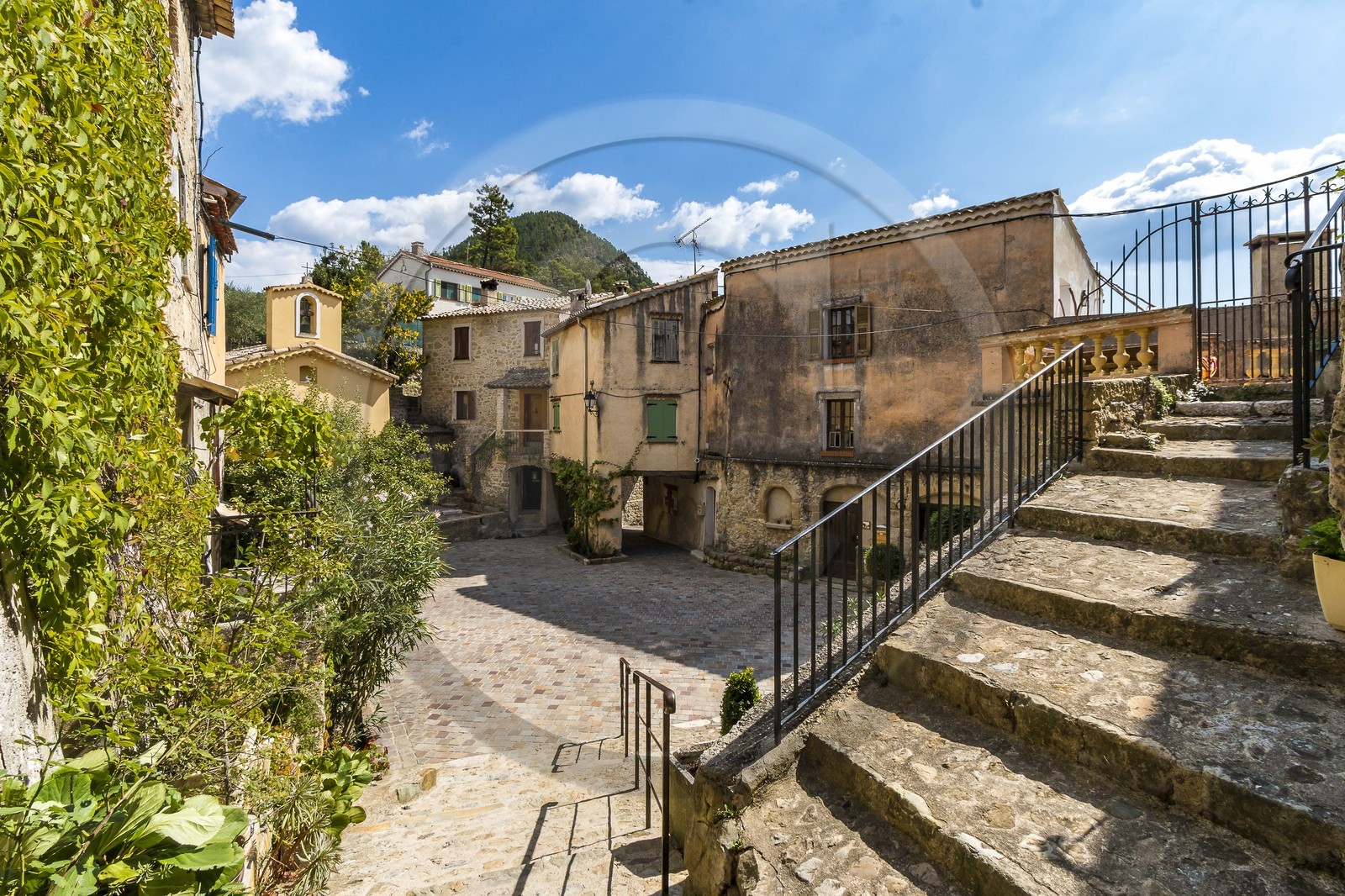 Estéron, Pierrefeu