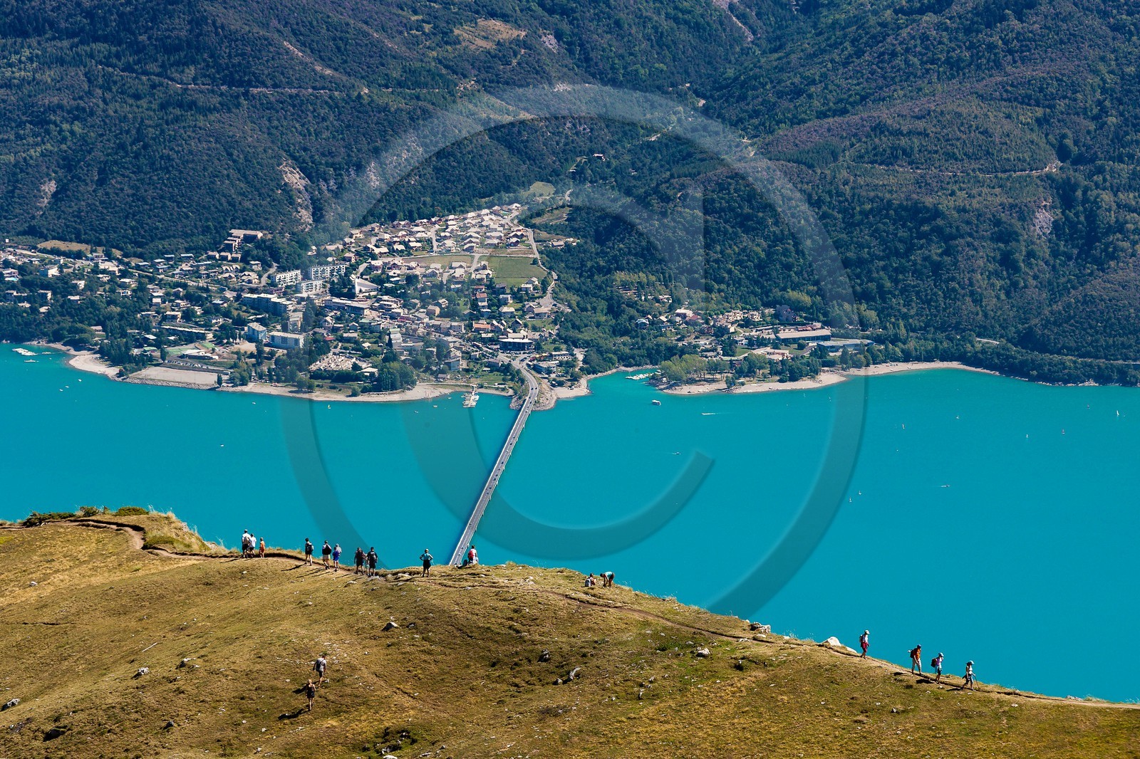 Lac de Serre-Ponçon et Savines-le-Lac depuis Réallon