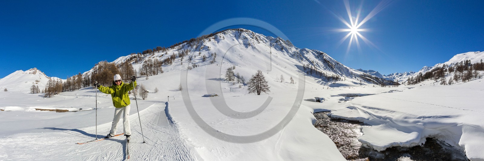 Larche, col de Larche, ski de fond dans le vallon du Lauzanier Larche, col de Larche, ski de fond dans le vallon du Lauzanier