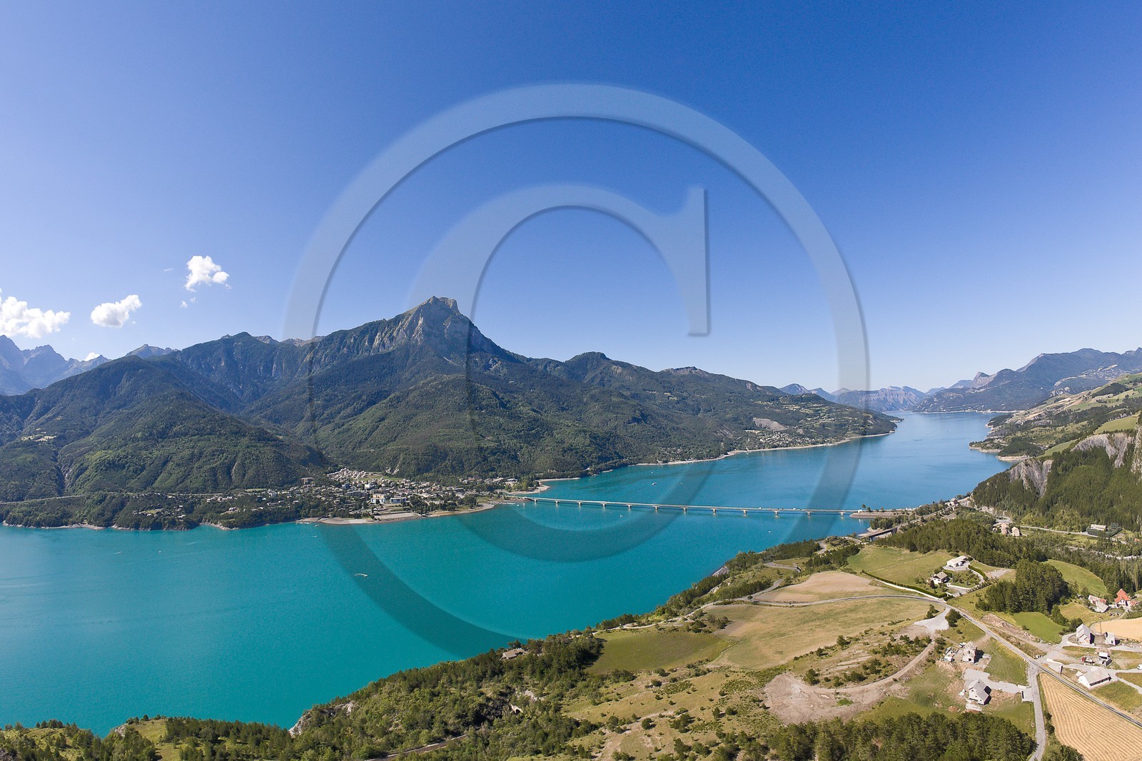 Lac de Serre-Ponçon, Savines-le-Lac et le pont