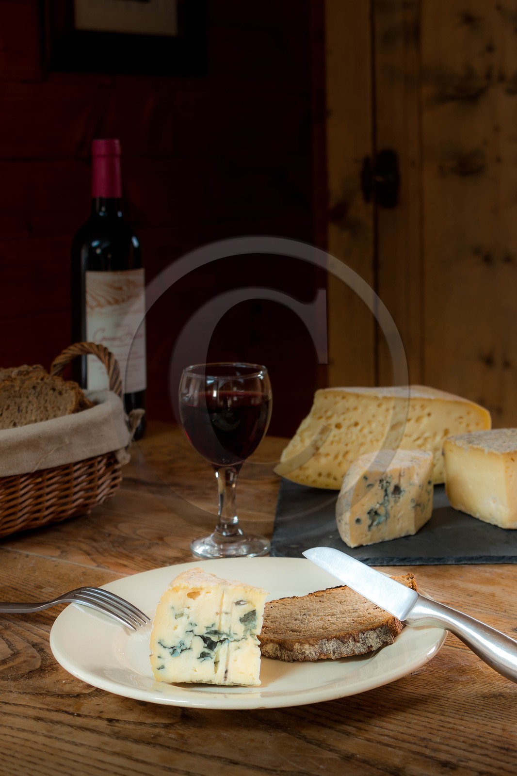 Fromagerie La Tuilerie, fromages Le Dom bleu fermier, tomme fermière de montagne et fromage à raclette La Tuile Fondante à déguster cru ou cuite.
