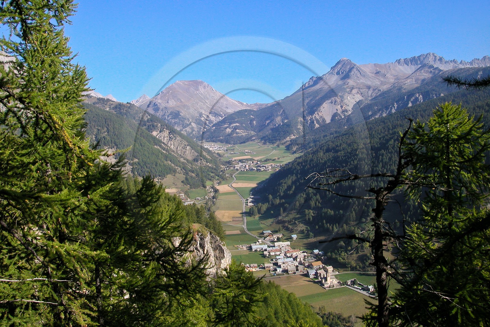 village d'Arvieux sur la route du col de l'Izoard