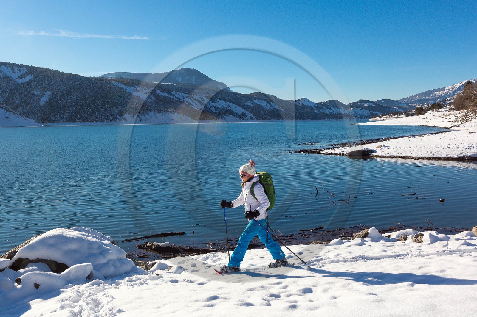 Lac de Serre-Ponçon, vallée de l'Ubaye, randonnée en raquettes à neige