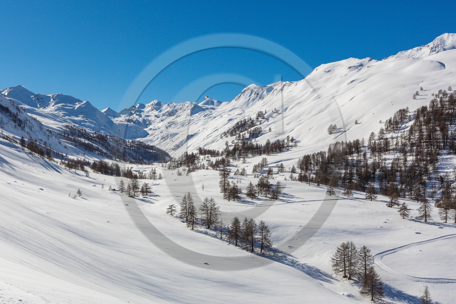 Larche, col de Larche, ski de fond dans le vallon du Lauzanier Larche, col de Larche, ski de fond dans le vallon du Lauzanier