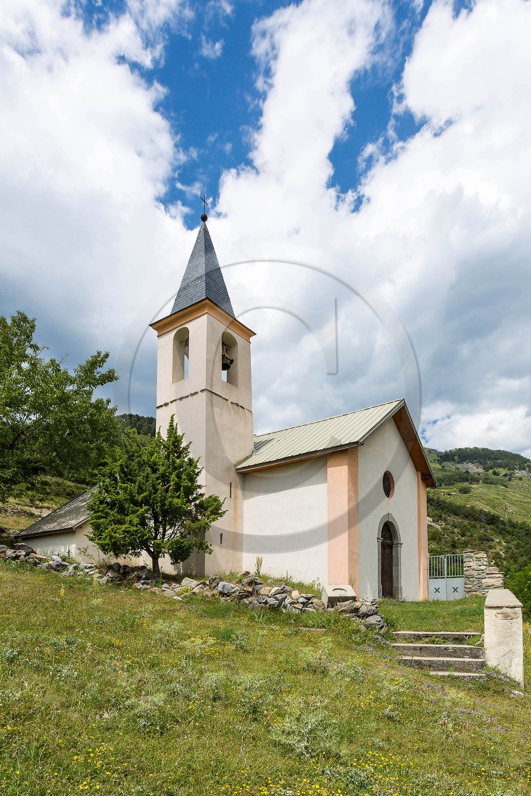 Eglise de l'Adroit de Pontis datant du 19e siècle. Son Saint patron est Saint-Claude.
