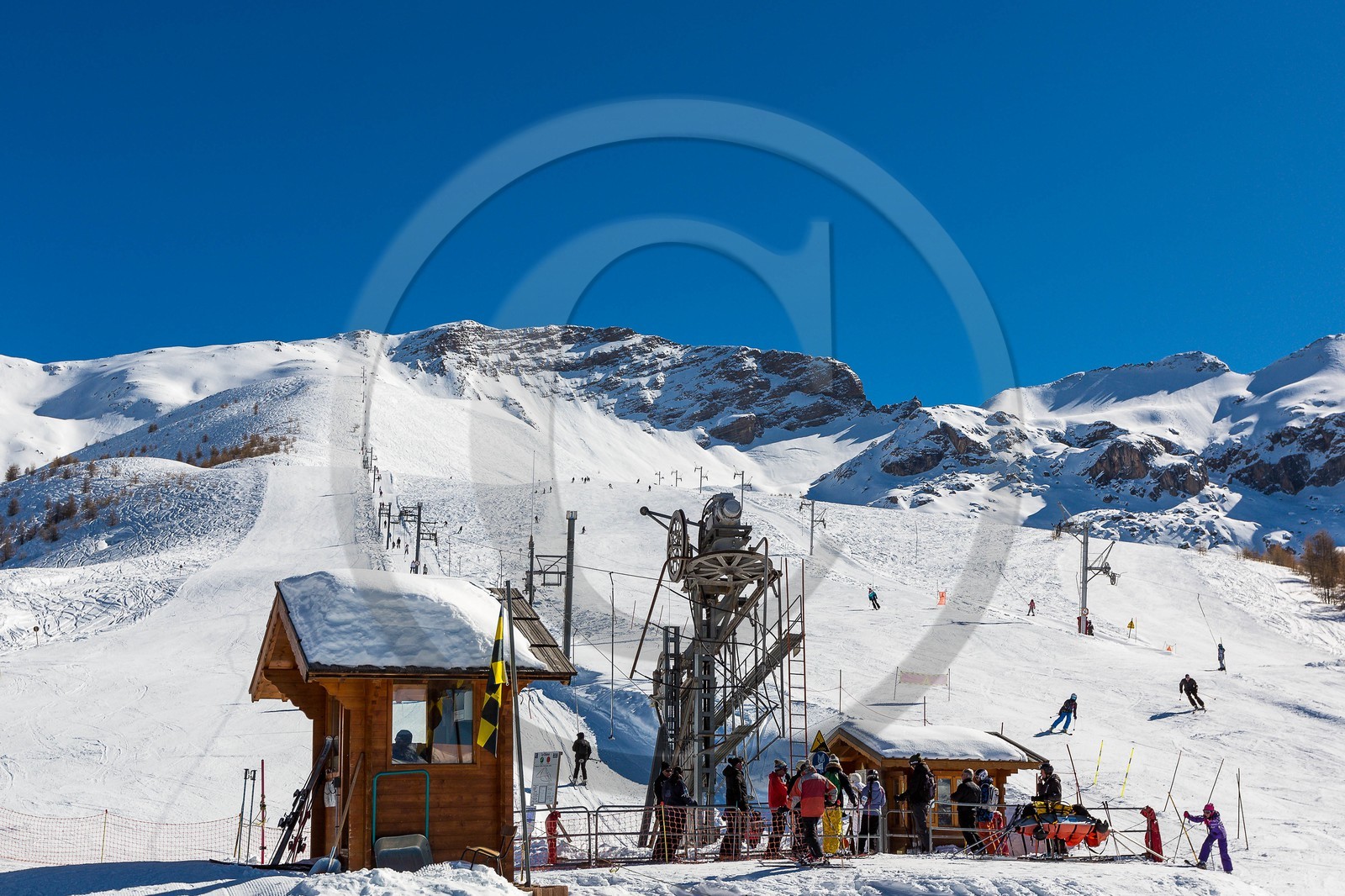 La station de ski Sauze Super-Sauze est une station village, téléski du Dôme